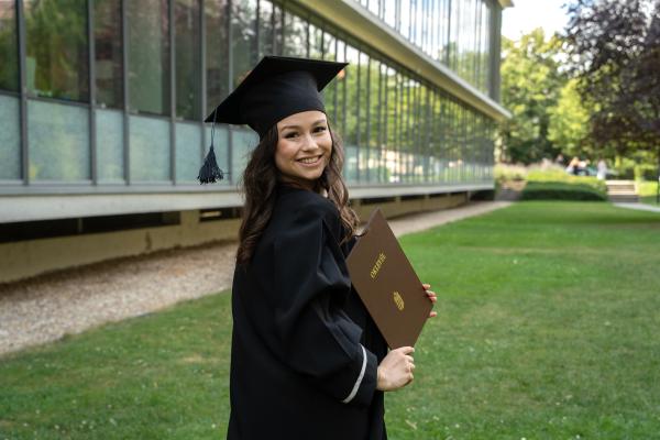 Diplomaosztós fotózás Szegeden – Őrizd meg a nagy nap pillanatait